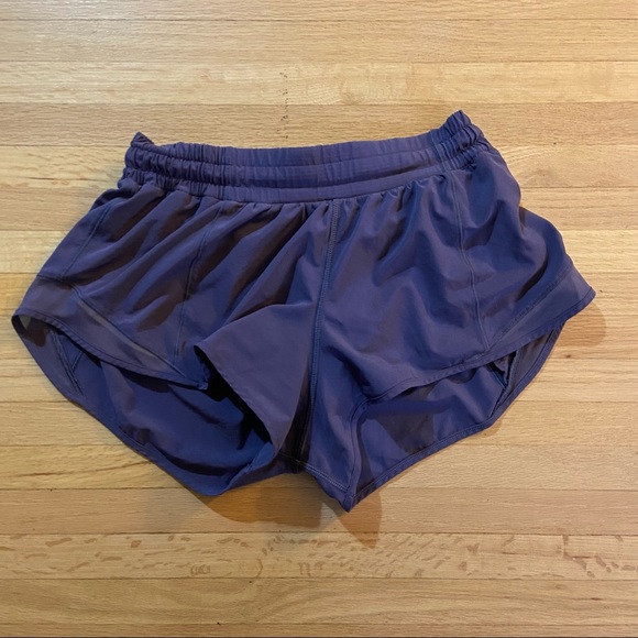 Lululemon Sz 8 Hotty Hot short ll 2.5” viola